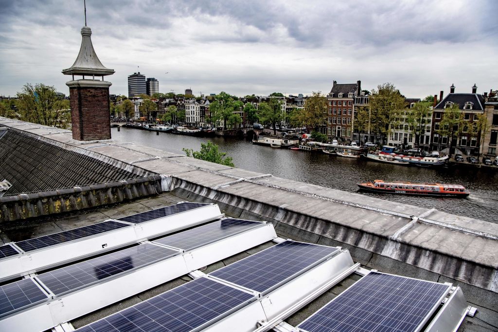 荷蘭媒體報道，900多家公司中至少一半的股份由中國母公司，甚至中共政府所有。其中太陽能行業是中資企業活躍的一個行業。圖為阿姆斯特丹一所博物館屋頂安置的太陽能電池板。（ROBIN UTRECHT/ANP/AFP via Getty Images）