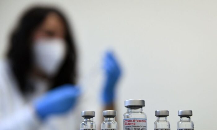莫德納（Moderna）、輝瑞/BioNTech（Pfizer／BioNTech）生產的COVID-19疫苗。攝於德國松托芬（Sonthofen）的疫苗接種中心，2021年11月30日。（Christof Stache/AFP via Getty Images）