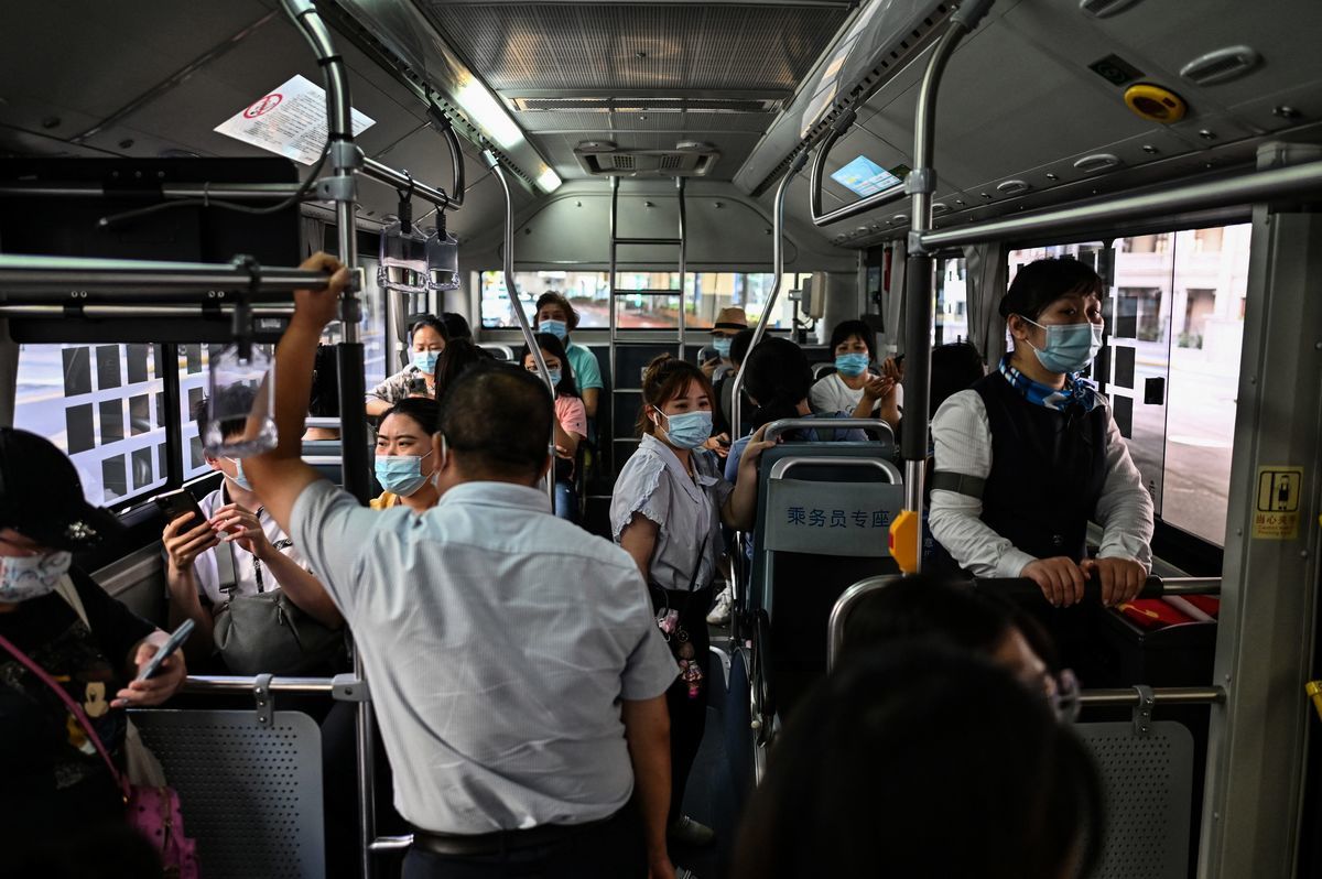 2021年8月5日，中國上海市，中共病毒疫情蔓延多座城市，巴士上許多民眾戴著口罩。（HECTOR RETAMAL/AFP via Getty Images）