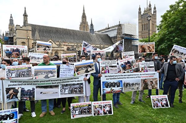 8月17日，英國議會外要求英國對塔利班採取行動的活動人士。（Glyn KIRK/AFP）