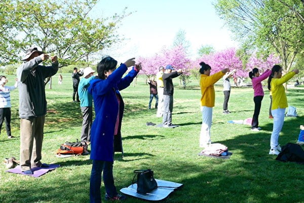 4月11日，春暖花開。美國華盛頓DC部份法輪功學員來到華盛頓紀念碑前煉功。（董韻／大紀元）