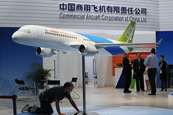 2009年9月在香港舉行的亞洲航太展上展出的中國C919飛機模型。中國最大的國產商用噴氣機首次亮相，展示了中國成為全球航空巨頭的雄心。（Mike ClarkeE/AFP via Getty Images）