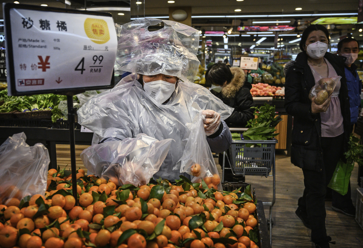 2020年2月11日，一名婦女戴著防護面具在北京的一家超市購物。此時武漢疫情已蔓延至全國。（Kevin Frayer/Getty Images）