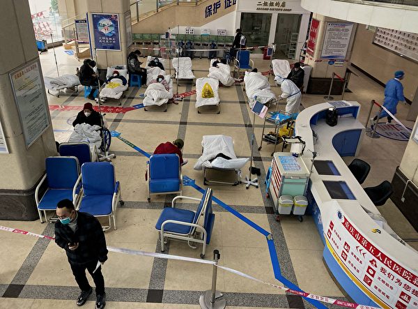 2022年12月23日，重慶第五人民醫院的大廳內也安置了新冠病人的病床。（Noel CELIS/AFP via Getty Images）