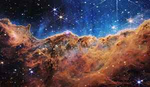 韋伯望遠鏡拍攝的星星為何都發出八條光柱？