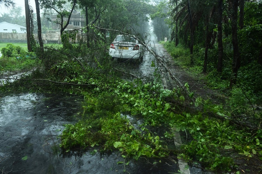 超級氣旋安芬登陸印度 強風暴致多人死亡