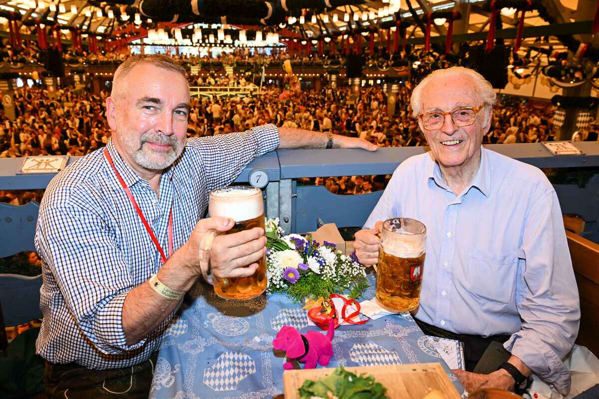 2023年9月16日，德國慕尼黑啤酒節揭幕，巴伐利亞公爵Herzog Franz von Bayern（右）及雕塑家Thomas Greinswald（左）到場暢飲。（Hannes Magerstaedt/Getty Images）