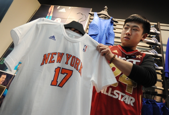 2025年8月31日,歷史上首位NBA美籍華裔球星、37歲的林書豪(Jeremy Lin)在社交媒體上宣布退役,結束了自己15年的籃球職業生涯。2012年,他曾在紐約上演了「林瘋狂」時刻,大受歡迎。(Mark Ralston/AFP via Getty Images)
