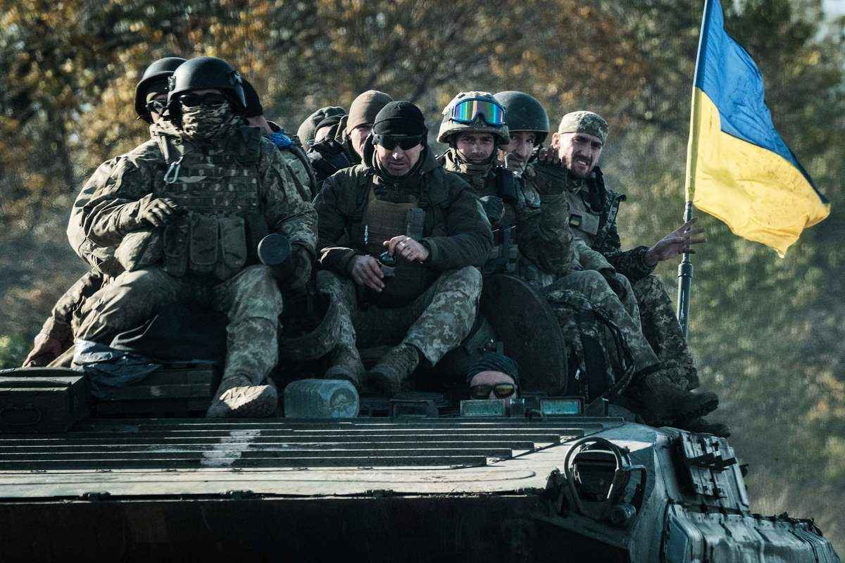 2022年9月19日，在哈爾科夫地區（Kharkiv）的新斯捷潘尼夫卡（Novostepanivka），烏克蘭士兵乘坐一輛裝甲車前進。(Yasuyoshi CHIBA / AFP)