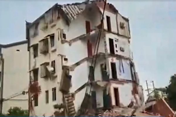 安徽一棟5層居民樓部份坍塌 一個單元變成廢墟