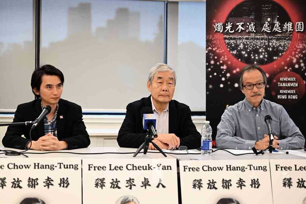 左起:港加聯會長黃冠能、多倫多支聯會主席關卓中及前香港工黨副主席張超雄,10月28日出席在多倫多舉行的聲援鄒幸彤、李卓人活動新聞會。(伊鈴/大紀元)