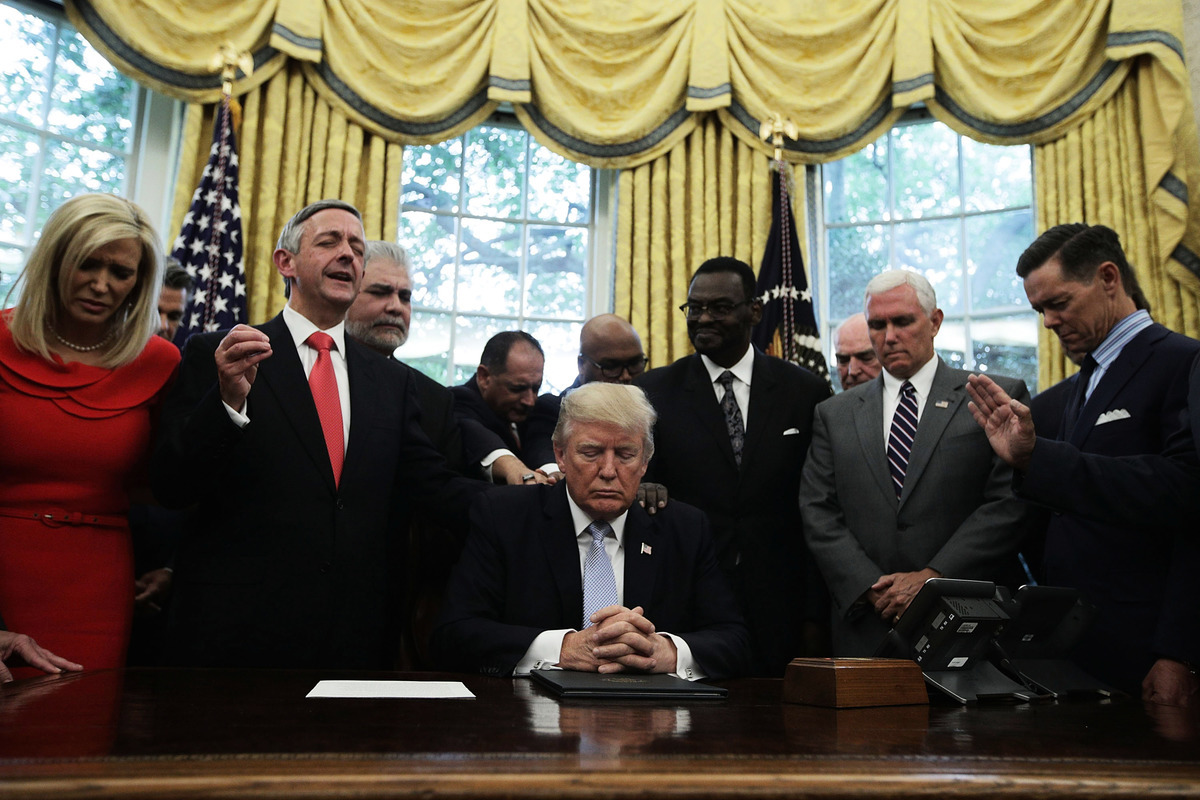 特朗普虔誠信神，致力守護信仰自由，回歸美國傳統精神。圖為2020年3月15日特朗普和官員在白宮祈禱。（Photo by Alex Wong/Getty Images）