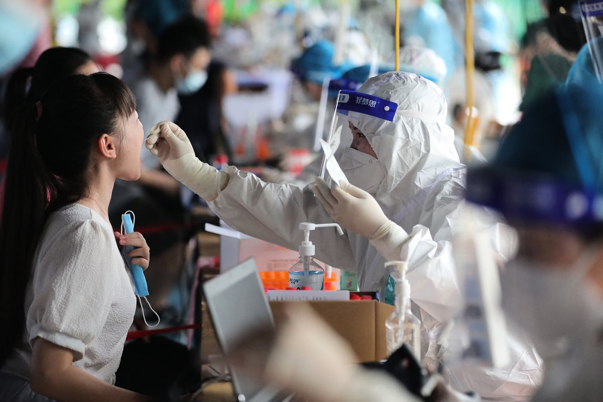 2021年9月18日，中國福建省廈門市，一位居民正接受COVID-19（新冠病毒）檢測。（STR/AFP via Getty Images）