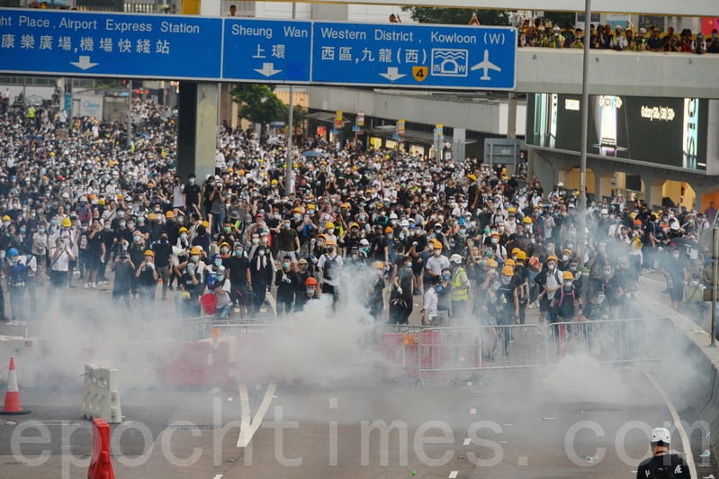 香港「反送中」示威衝突中，警方12日對示威者發射逾150枚催淚彈、20發布袋彈和數枚橡膠彈，造成至少81人受傷。（宋碧龍／大紀元）