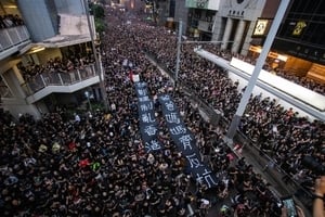 【洛城紀元】香港，民主和專制激戰在十字路口