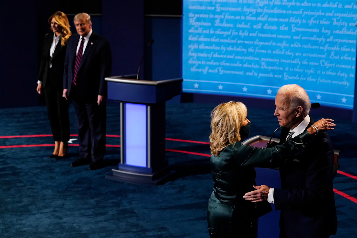 9月29日，在俄亥俄州克利夫蘭的第一場2020美國總統選舉辯論後，特朗普夫婦和拜登夫婦都在台上。（Morry Gash-Pool/Getty Images）