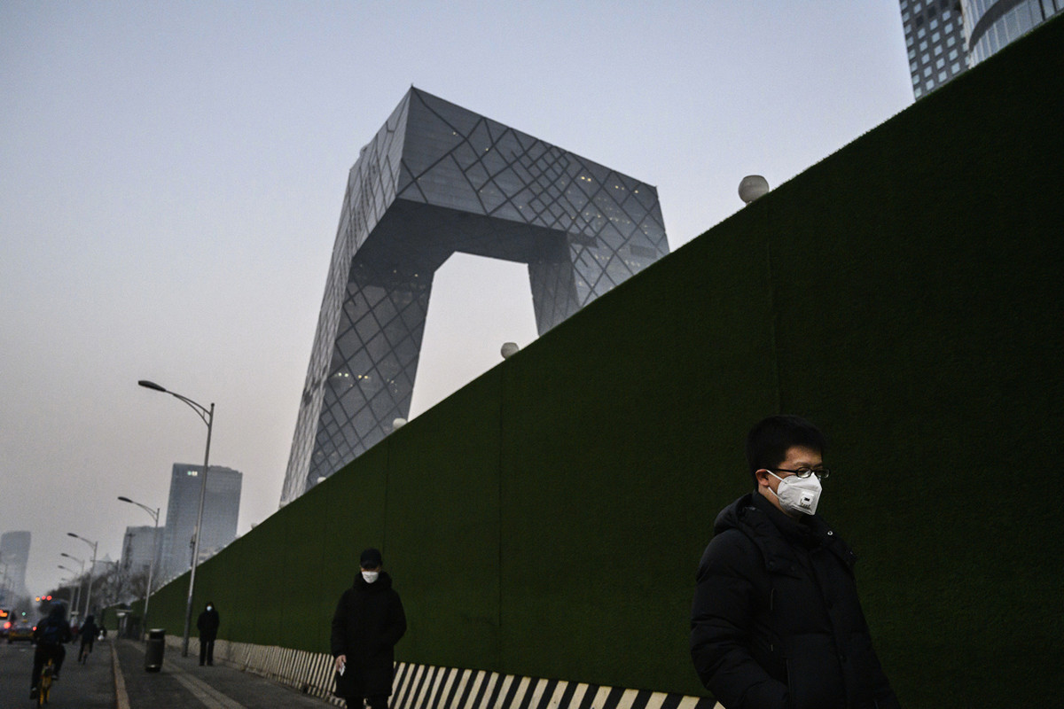 2月10日，人們戴著防毒面具在北京街道上行走。（Kevin Frayer/Getty Images）