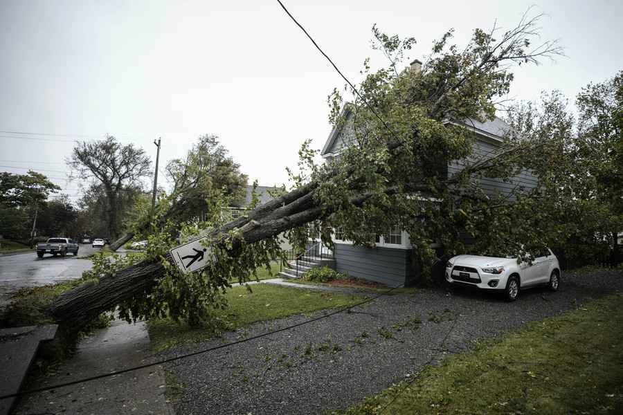 颶風菲奧娜登陸加拿大 沖走房屋並導致斷電
