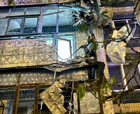 2023年4月20日晚，一架俄羅斯戰機「不小心」向靠近烏克蘭的本國城市別爾哥羅德（Belgorod）市投下一枚彈藥並引發爆炸。地面上留下一個40米寬的大坑。圖為受損建築物。（Handout/TELEGRAM/@v_v_demidov/AFP）