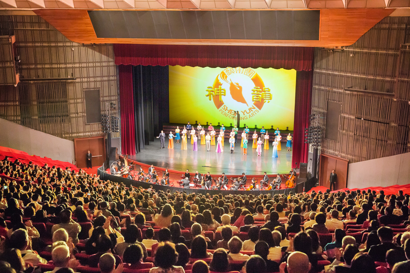 2019年4月15日下午，神韻世界藝術團在台北國父紀念館的演出，演員謝幕時，全場觀眾報以熱烈掌聲。（白川／大紀元）