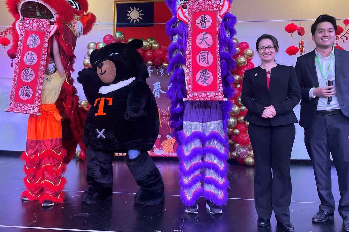 台灣駐美代表蕭美琴（右二）在2023年1月28日的北加州台灣同鄉會年會上。（楚一丁／大紀元）