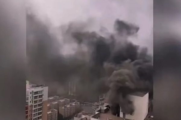 2022年12月1日，陝西西安高層住宅樓起火，導致至少5死3傷。（影片截圖）