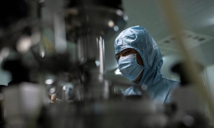 2020年6月10日，一名研究員在中國東北遼寧省瀋陽市的中國生物製藥實驗室工作。（Noel Celis/AFP via Getty Images）