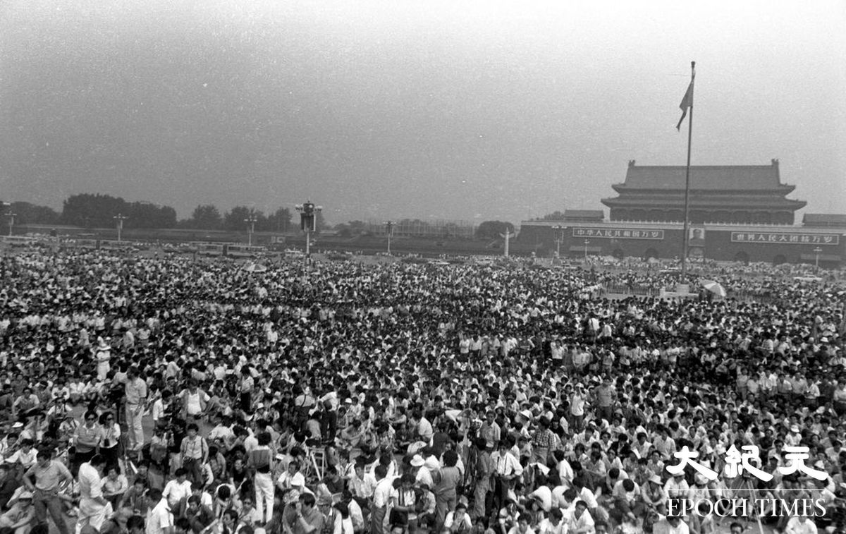 1989年「六四」期間天安門廣場，北京學生抗議中共打壓，反腐敗要民主，發起絕食，得到廣大民眾的支持。（Jian Liu提供）