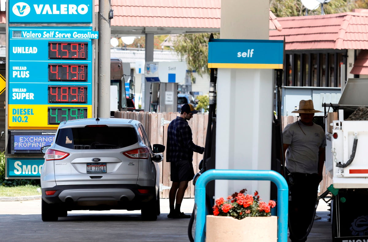 美國各地的汽油價格再次上漲，專家警告美國人將在加油站支付更多費用。 （Justin Sullivan/Getty Images）