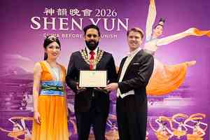 英國海威科姆演出爆滿 市長向神韻頒表彰證書