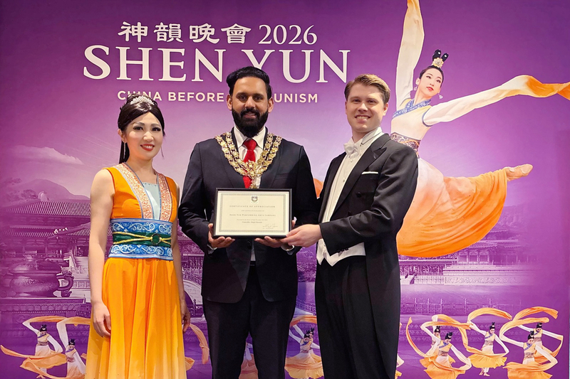 英國海威科姆演出爆滿 市長向神韻頒表彰證書