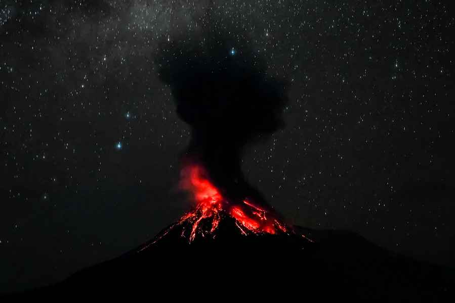 印尼東部火山已噴發8次 當局發最高警戒
