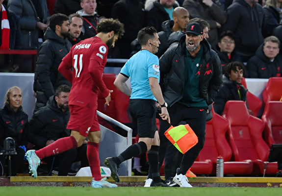 2022年10月17日,英超聯賽第11輪焦點大戰,利物浦在主場1:0小勝曼城,送「藍月亮」賽季首敗。比賽進行到尾聲,利物浦前鋒沙拿連續被對手犯規,裁判沒有任何表示,場邊的主教練克洛普(右)非常不滿,朝著裁判咆哮,結果被主裁出示紅牌罰出場。(Laurence Griffiths/Getty Images)