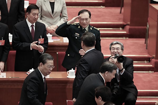 2019年3月15日,在中國北京大會堂,中共國家主席習近平在全國人民代表大會第四次也是最後一次全體會議結束離場時,與時任國防部長、上將魏鳳和握手。(Andrea Verdelli/Getty Images)