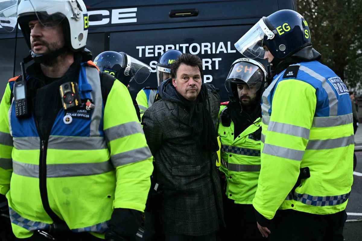 2023年11月11日，警方在倫敦市中心的30萬親巴勒斯坦的遊行現場逮捕了一名反抗議者，當時反抗議團體在主要遊行路線附近受到警察監視。（Photo by JUSTIN TALLIS/AFP via Getty Images）