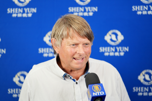 2025年2月22日下午,紐西蘭首都威靈頓Upper Hutt市議員Bill Hammond,觀看了神韻環球藝術團在奧克蘭的基里·特·卡納瓦劇院(Kiri Te Kanawa Theatre)上演的第三場演出。(Anh Hua/大紀元)
