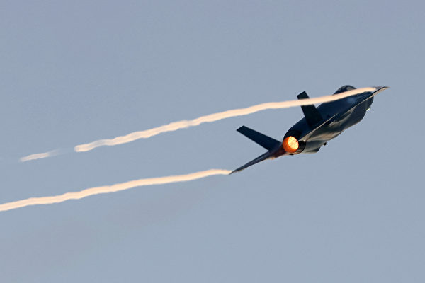 2022年12月28日，以色列哈特澤里姆基地（Hatzerim Base），在以色列空軍飛行員畢業典禮期間，一架F-35閃電II（Lightning II）戰鬥機在空中表演。（Jack Guez/AFP）