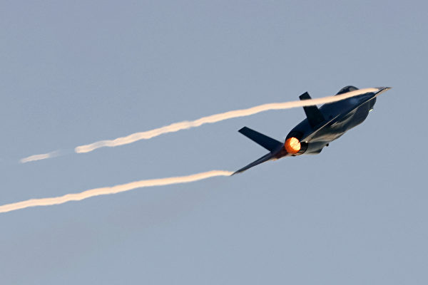 2022年12月28日,以色列哈特澤里姆基地(Hatzerim Base),在以色列空軍飛行員畢業典禮期間,一架F-35閃電II(Lightning II)戰鬥機在空中表演。(Jack Guez/AFP)
