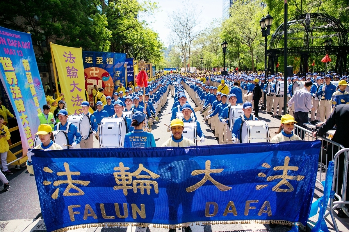 2019年5月16日，來自全世界的近萬名法輪功學員在美國紐約聯合國對面的哈瑪紹公園舉行盛大集會。（李莎／大紀元）