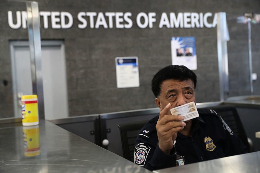 傳三名中國留學生滯留機場 CBP回應遣返事宜
