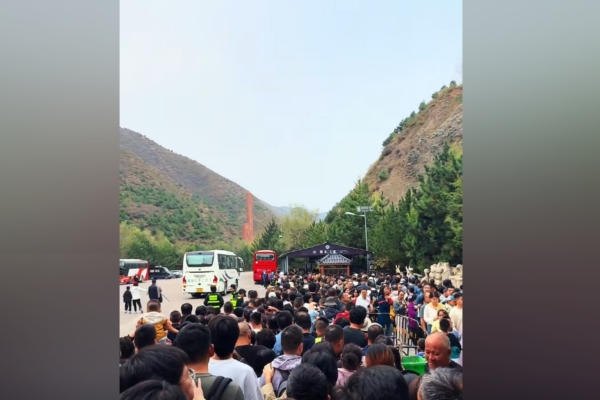 十一中秋連假,大陸多個景區因遊客太多導致嚴重滯留引發不滿,在有「中華第一關」之稱的雁門關景區甚至出現大批遊客高喊「退票」的情況。(影片截圖)