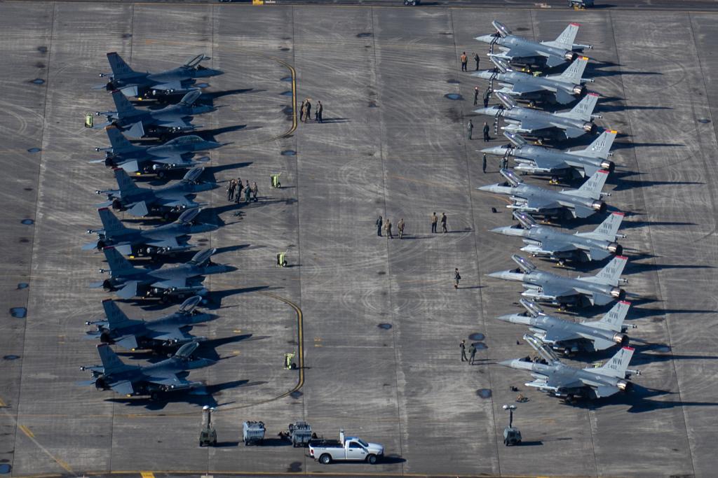 2月8日，美軍在日本基地的F-16戰鬥機在跑道上待命。（美國印太司令部推特）