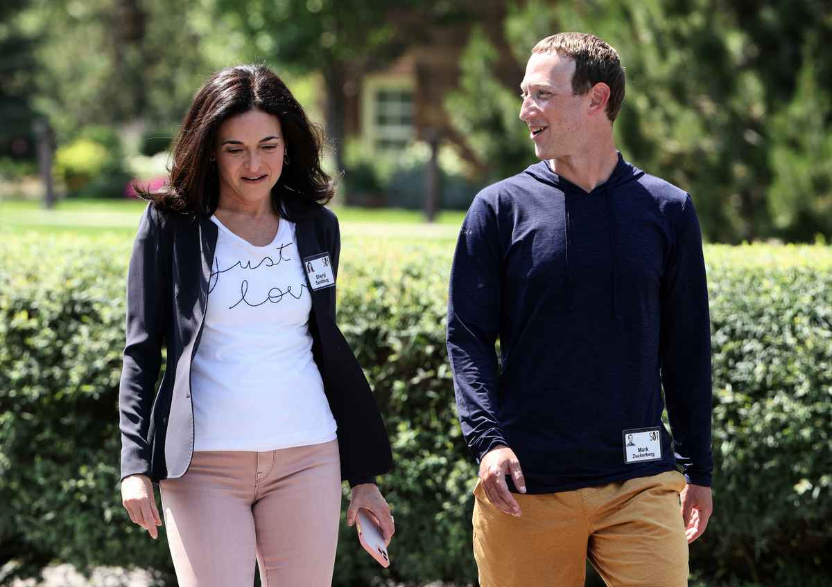 2021年7月8日，Facebook行政總裁朱克伯格在愛達荷州太陽谷舉行的艾倫公司太陽谷會議上和營運總監桑德伯格一起散步。（Kevin Dietsch/Getty Images）