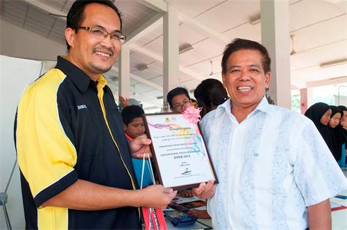 組圖：馬來西亞一學院八百學生學煉法輪功