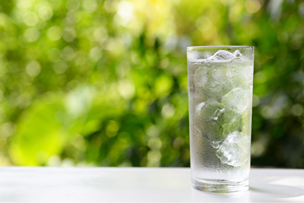 喝冰水可能造成頭痛。(Shutterstock)