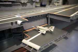 英男自製世界最大航母模型 可供遙控飛機起降
