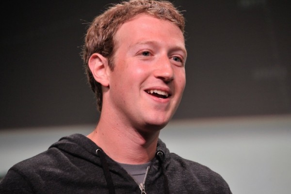 指稱社交網站Facebook上傳播的假消息為特朗普勝選鋪路，Facebook執行長朱克伯格（Mark Zuckerberg）11月11日反駁這種說法。（Steve Jennings/Getty Images）