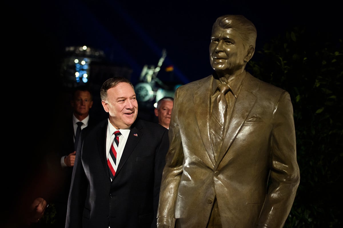 11月8日，在柏林牆倒塌30周年前一天，美國國務卿蓬佩奧在美國駐柏林大使館為前美國總統列根的銅雕像揭幕。（Gregor Fischer / dpa / AFP）