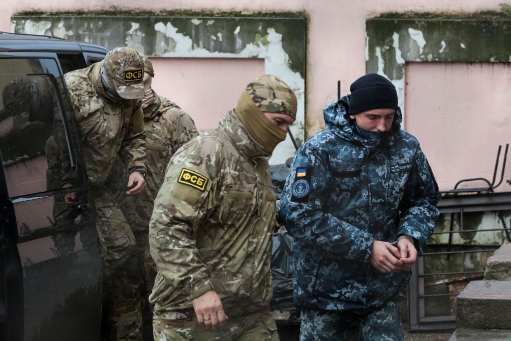 11月27日，俄羅斯安全人員將被扣押的烏克蘭水手送到法院。（STR/AFP/Getty Images）