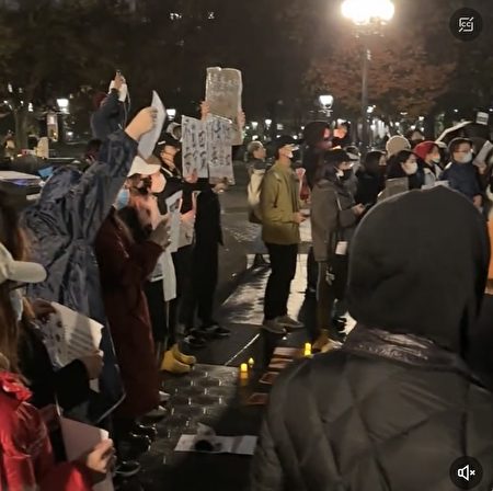 華人學生包括中國留學生，11月27日在紐約大學旁的華盛頓廣場集會，聲援大陸人民的反抗運動。（影片截圖）